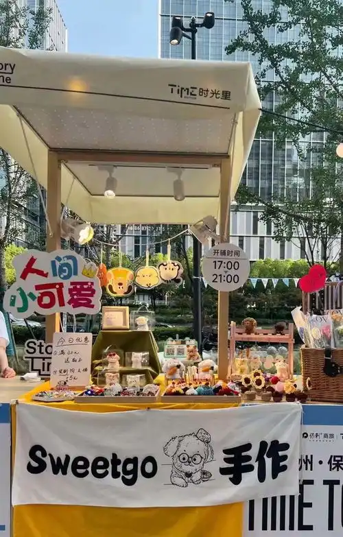 年轻人佛系摆摊边卖边送不为赚钱图个开心
