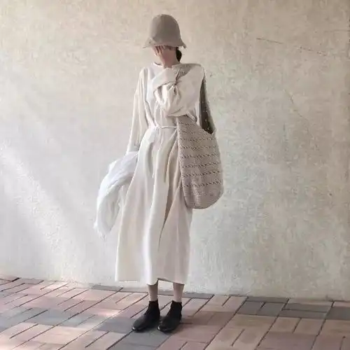 当朋友圈的女生都开始养青蛙的时候,这位韩国穿搭博主却过起了佛系的自在生活
