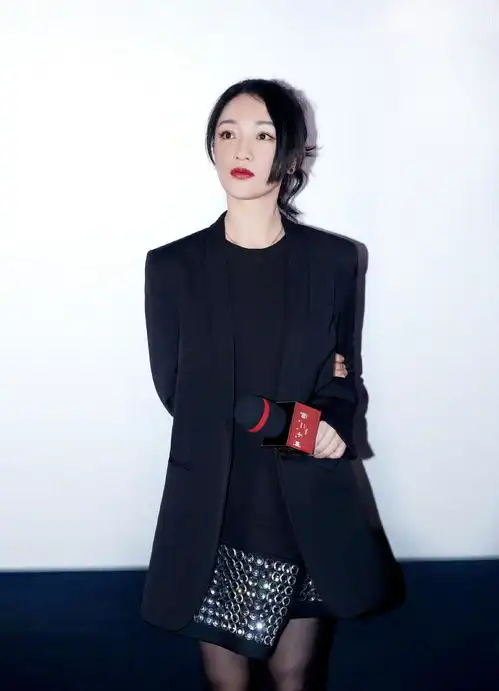 周迅不愧是阿姨圈顶流,白色吊带裙高贵优雅,轻松美出国际范
