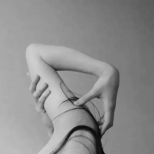 日本女摄影师镜头下的佛系摄影,清心寡欲的少女人体优雅
