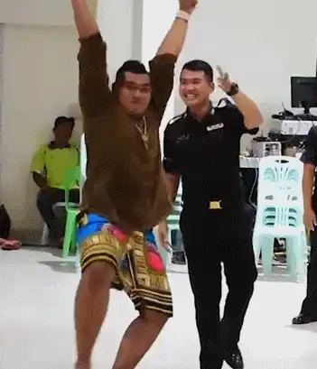泰国征兵现场如选秀美女如云,欢乐多
