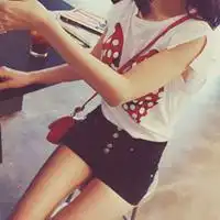 穿了黑色打底裤,上衣不是很长刚好到臀,还要不要穿短的裤子或裙子
