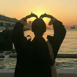 女生海边一个人看海头像
