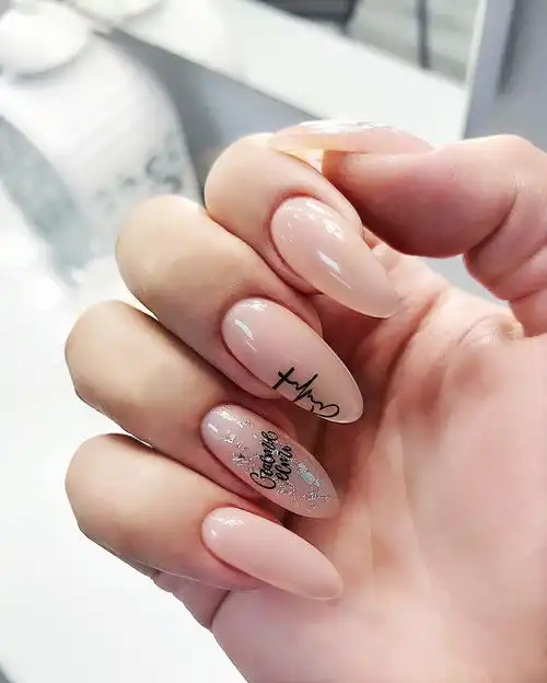 低调耐看的美,就属裸色系美甲
