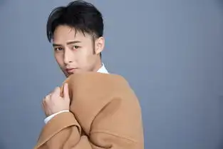 人气新生代演员陈孟奇发布一组写真,修长挺拔的身材搭配无领型简约驼色大衣与黑色休闲长裤,不禁令人感到清新感爆棚,内搭白色衬衫,像冬日里的阳光,温煦动人这种搭配look给人不臃肿感,穿出风流倜傥劲儿,又不失绅士街头风度感,俊朗又不失英气的眉眼加上暖心笑容,驱
