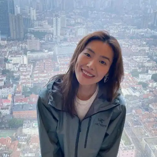 刘雯头像杂乱的生活里带点笑意
