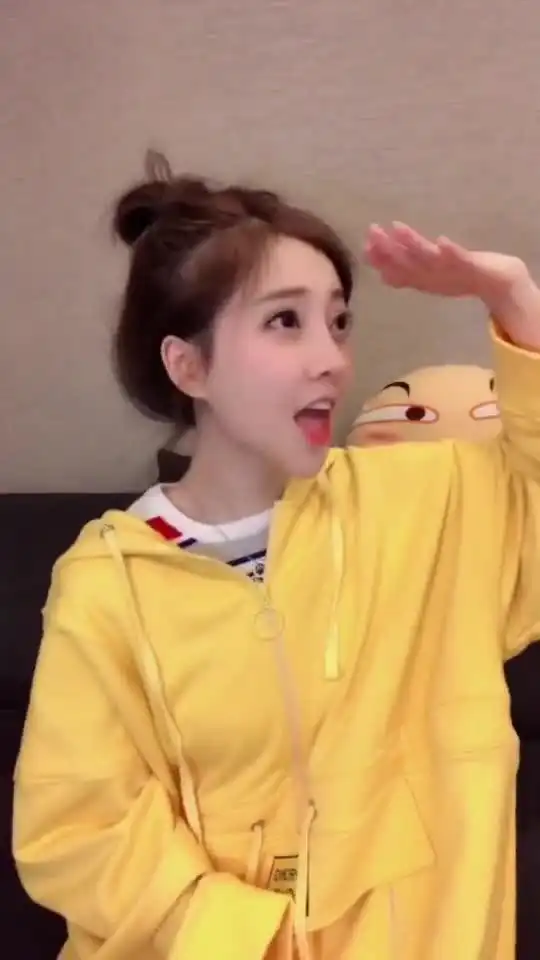 一米五的小提莫佛系少女手势舞第二段不一样的花火你要不要看啊
