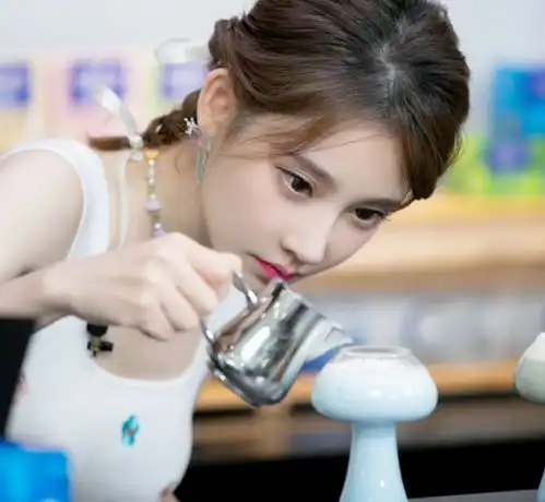 闪电咖啡馆佛系少女冯提莫登场,讲述自己艰辛追梦故事
