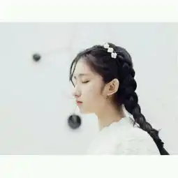 我想要一张和下面图片很配的女生头像
