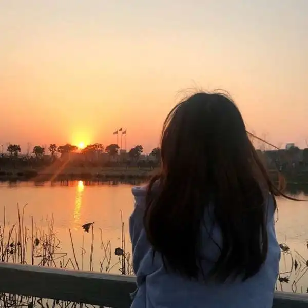 真人女生头像无人问津的港口总是开满鲜花
