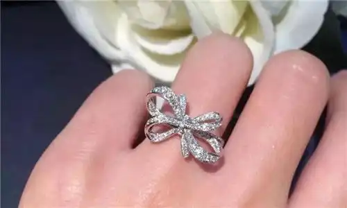 2月14日俺收到钻戒,半小时后瞧见婆婆的朋友圈,俺瘫地上
