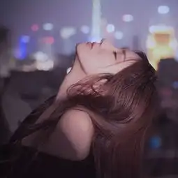 伤感忧郁的气质女生头像
