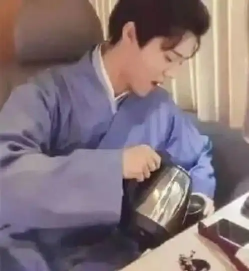 林更新上三个院子,随身中年人茶杯也太抢镜了吧
