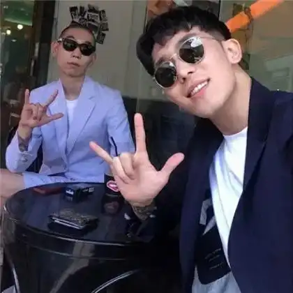 孤傲高冷男头像,今天我最好看只因为这男头给力
