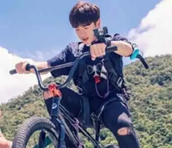 张若昀化蹦极少年
