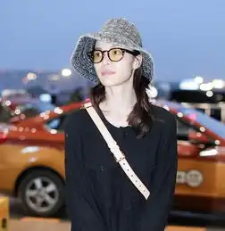 钟楚曦着长布裙走起佛系路线戴渔夫帽淡妆秀发光美肌
