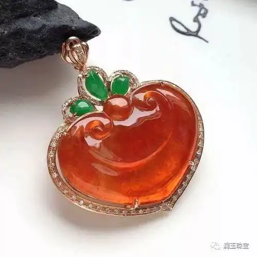翡翠中翠指绿,那么翡是什么
