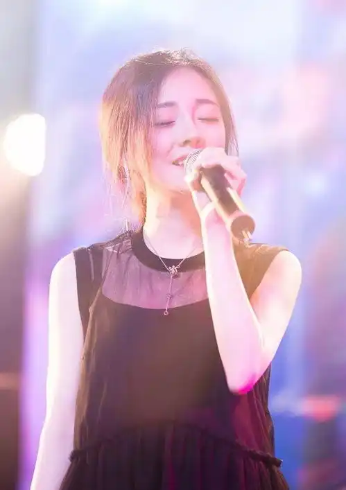 女主播年入2.7亿,原来换头不够还得
