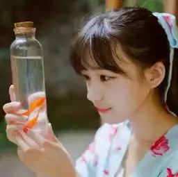 女生俏皮可爱带字头像
