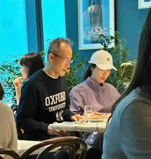 王石与田朴珺一起去泰国拜佛,夫妻俩虔诚跪拜,3岁女儿同行
