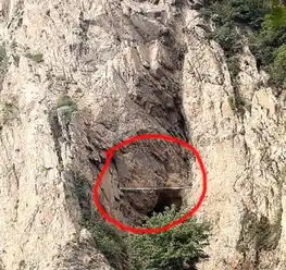 中国最神奇的山悬崖上横架一根独木至今仍是个谜
