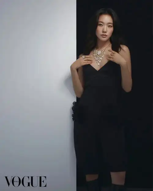 韩国首位青龙视后,这位淡颜系女演员越看越美
