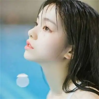 唯美好看蓝色控女生头像,泳池边的湖边海边居家的都有
