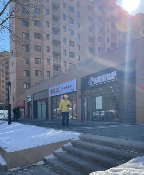 只是换了个街道管,原本不能开餐饮的地儿,开了2家餐馆
