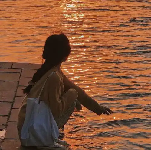 真人女生头像无人问津的港口总是开满鲜花
