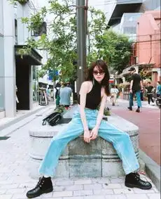 热巴带家人旅行叫时尚,那钟楚曦穿裙子把自己挂树上,这就叫生活
