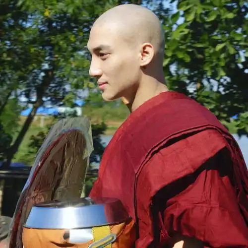 地表最帅和尚爆红,身高1m88撞脸一众男星浑身肌肉劲爆,网友想陪他一起出家
