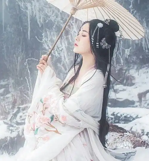 穿书她一朝穿越入书中,美丽少女变孕妇,还是反派男主的孩子
