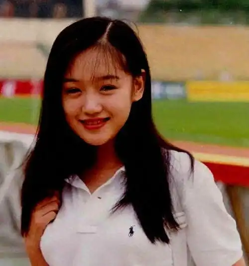 陈好晒聚会照梦回粉红女郎薛佳凝45岁仍单身,佛珠不离身变佛系
