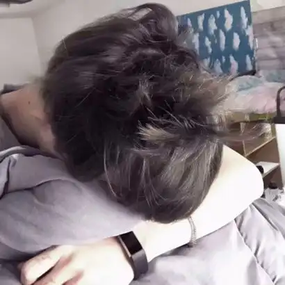 露半边脸男生头像
