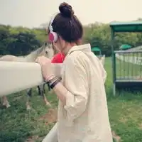 非常漂亮的森系又有点接近绿色系阳光唯美女生意境背影头像图片
