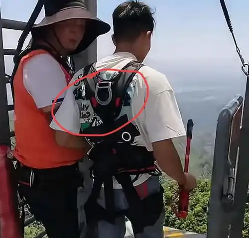 惊呆男子蹦极未绑绳直接跳工作人员吓懵网友直呼炸翻全场
