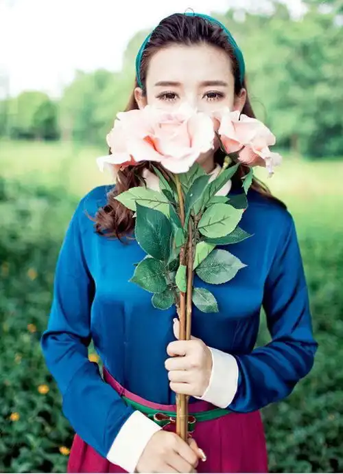 求女生唯美大图要能做qq皮肤的颜色不要太深越多越好
