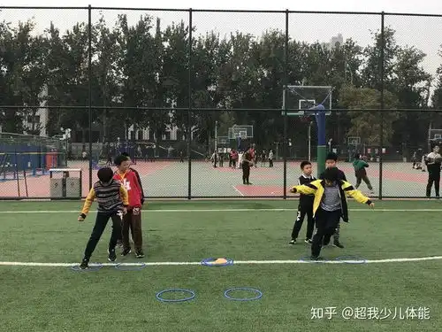 10岁独臂男孩打羽毛球背影有光7岁独臂男孩跳绳视频看哭网友左臂绑绳子的样子惹人心疼
