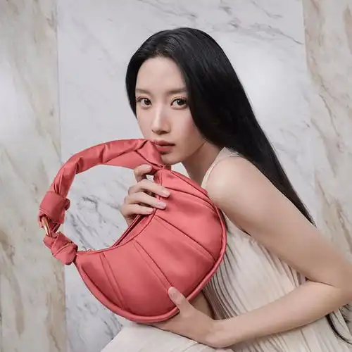 tumi途明发布asra女士手袋系列,韩星文佳煐演绎现代女性之美
