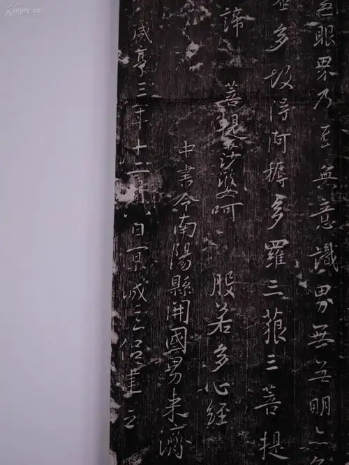 包老保真原石原拓,大唐三藏圣教序215x92厘米,老拓一整张,包老保真,隐约能看到几个佛祖头像,为历代最稀见的碑拓了,因为它将唐太宗玄奘王羲之这三位历史上赫赫有名的人物联系在了一起
