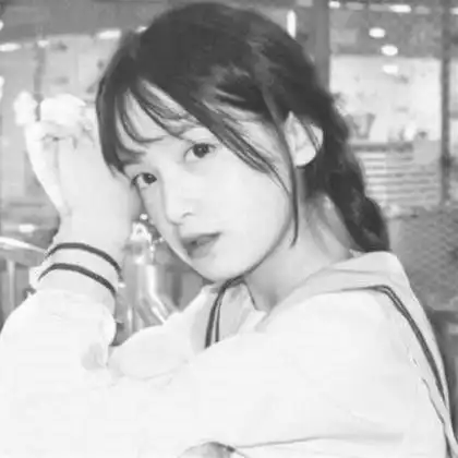 安静的黑白女生头像,一个人静静享受美好时光

