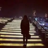 唯美背影女生头像晚上
