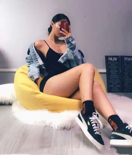 丽人街拍玉面淡拂碧玉的佛系女子,身材迷人,堪比是秀外慧中
