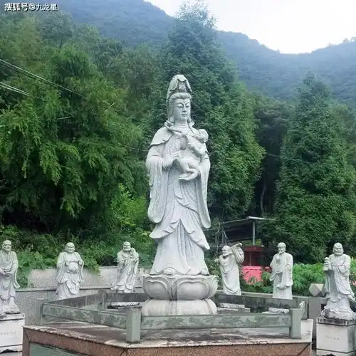 石雕雕刻观音像寺院观音菩萨雕塑图片
