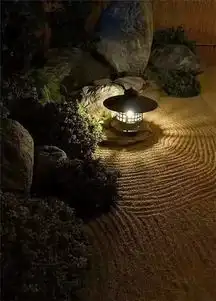 石灯燃尽话禅意夜影摇曳归佛门
