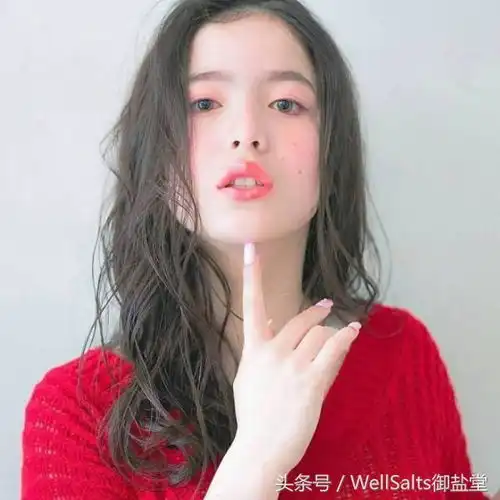 管管脸上的闭口粉刺吧,都卡粉了

