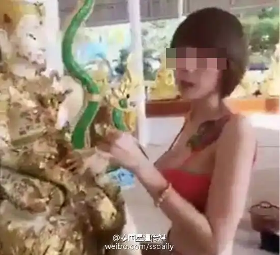 泰国女孩穿着暴露拜佛被骂穿吊带胸衣满身纹身组图
