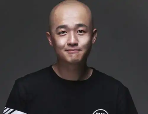 包贝尔新电影长头发了,颜值升高一大截,不输小鲜肉
