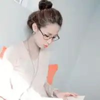 微信头像女生背影看海谁把年华错落成诗

