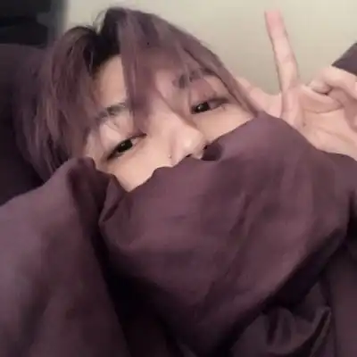 费熠真人遮脸帅气清新男生头像
